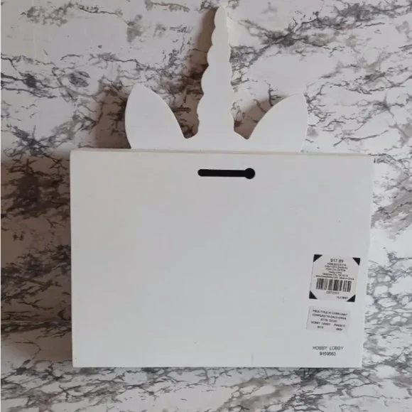 UNICORN GIFT SET: hardcover book and wall decor - Picture 6 of 7